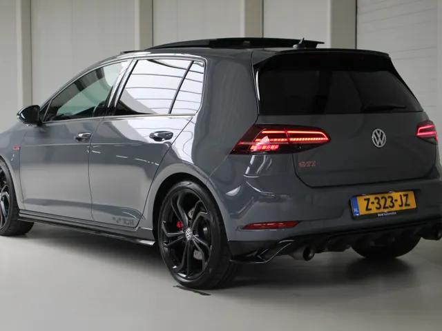 Volkswagen Golf 2.0 TSI GTI TCR Panoramadak | Akrapovic | DCC | 19' Reifnitz | Active Lightning |