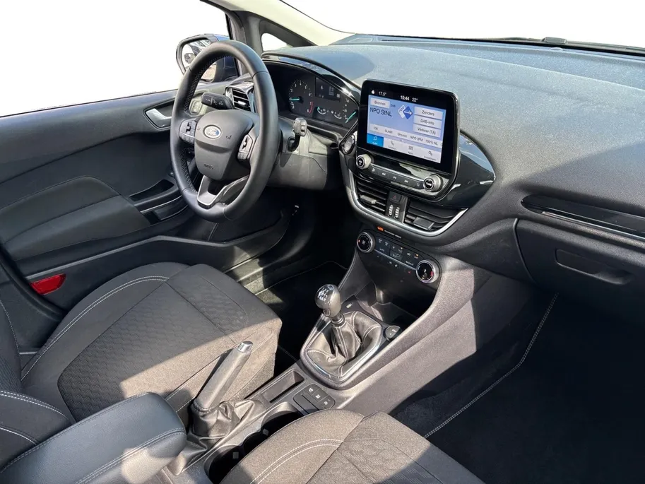 Ford Fiesta 1.0 EcoBoost Hybrid Titanium | Stoel/stuur en voorruitverwarming | Cruise control | Parkeersensoren |
