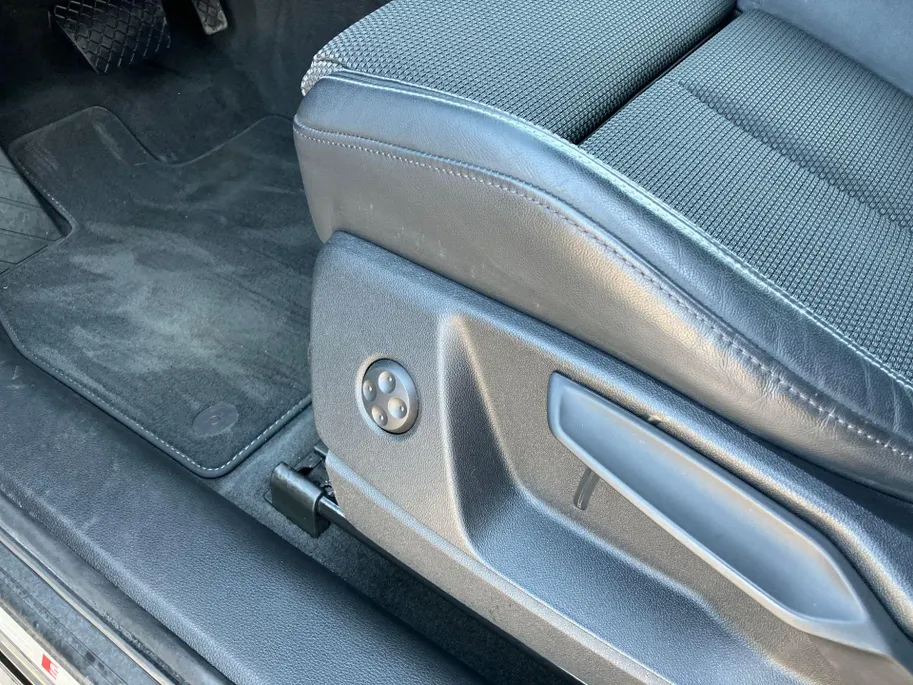 Audi Q5 Sportback 50 TFSIe 220kW/299PK S Line · Panoramadak · Camera · Apple/Android Car Play · Stoelverwarming · Drive select · Leder/stof