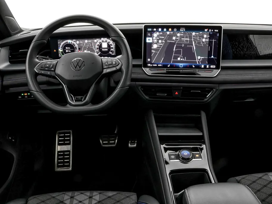 Volkswagen Tayron 1.5 272pk DSG eHybrid R-Line Edition · Panoramadak · 360 Camera · Wegklapbare Trekhaak · Black Style · 20'' Inch · Garantie t/m 17-11-2029 of 100.000km