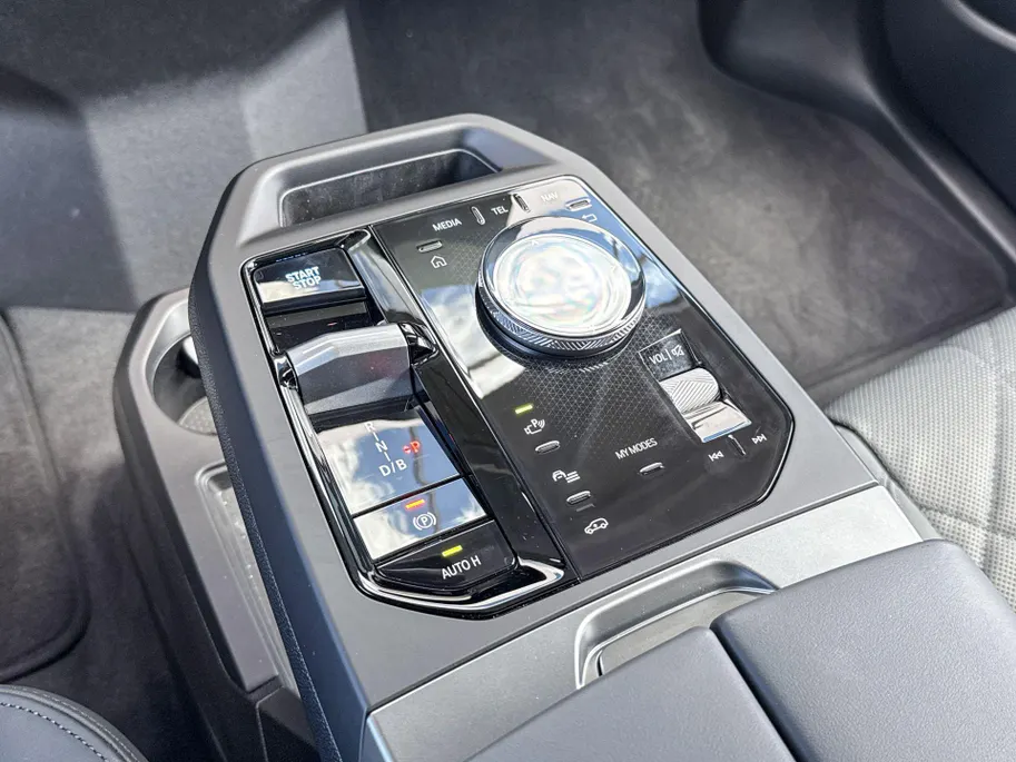 BMW iX xDrive M70