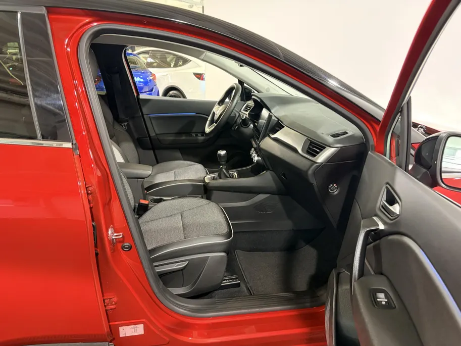 Renault Captur 90PK TCe Intens | Navi | Camera | Climate Control | Parkeersensoren | Apple CarPlay/Android Auto | Licht & Regen Sensor | Full LED | Lichtmetalen Velgen | Armsteun |