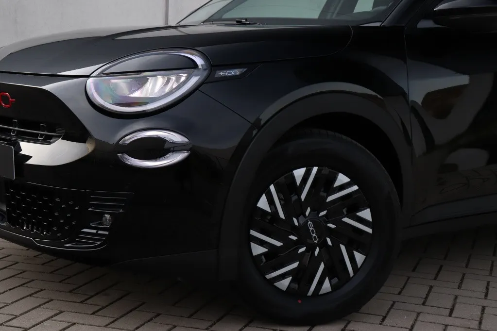 Fiat 600e RED 54 kWh | Carplay | Clima | Cruise | Direct Leverbaar