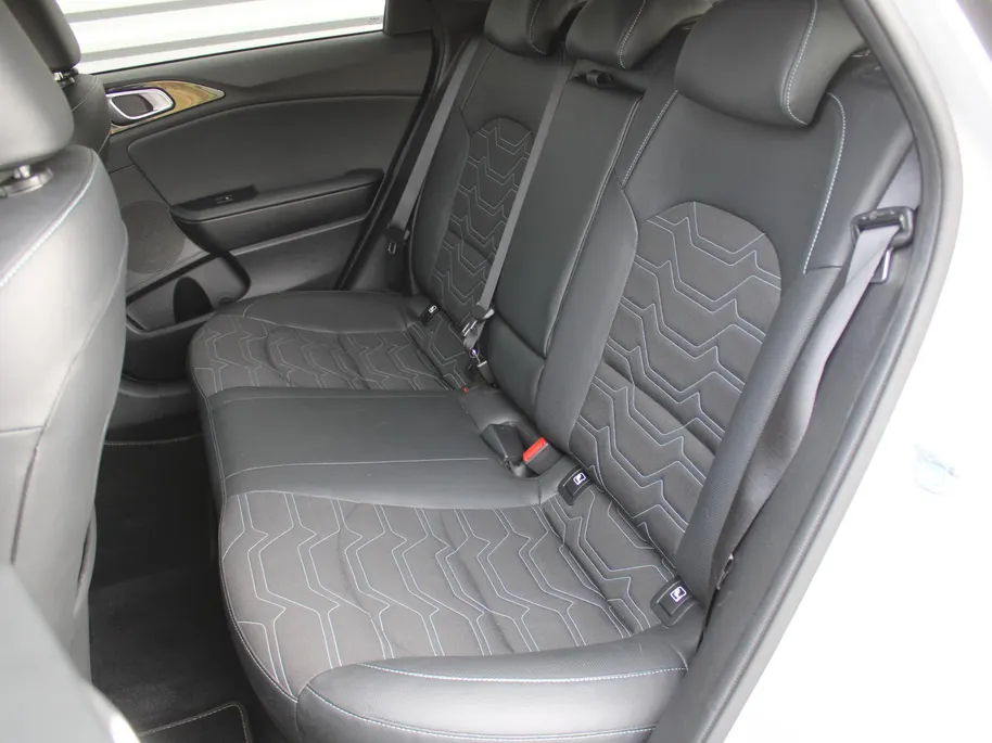 Kia Ceed Sportswagon 1.0 T-GDi MHEV Design Edition | Stuur-/stoelverwarming | Cruise adapt. | Camera | 16' LM | Elek. achterklep | JBL audio | LED |