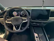 Volkswagen Passat Variant R-Line Edition 1.5 eHybrid 204 PK 6 DSG · Draadloze telefoonlader · Achteruitrijcamera · Sfeerverlichting · Black Style Pakket · Trekhaak inklapbaar, met elektrische ontgrendeling, incl. aanhangwagenmanoeuvreerhulp 'Trailer Assist' ·
