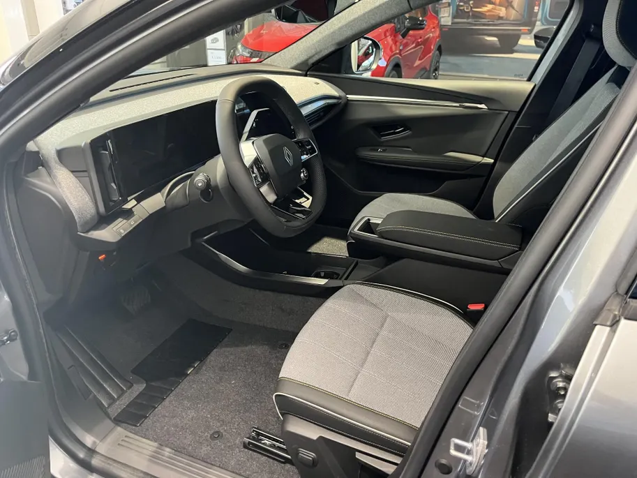 Renault Scénic E-Tech EV87 long range techno Nu op voorraad met 3.000 euro korting bij Zeeuw en Zeeuw Naaldwijk /  5 jaar garantie incl.