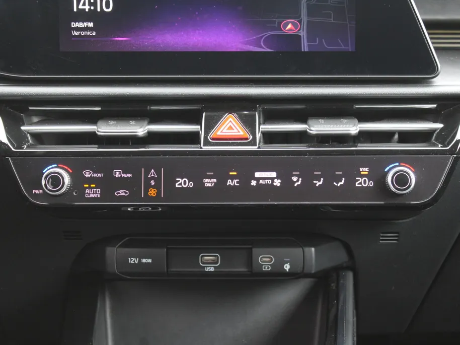 Kia Niro EV Edition Advanced 64.8 kWh | Stuur-/stoelverwarming | Elektr. stoelverstelling | Camera | Cruise adapt. | 17'LM | Clima | 17% bijtelling |