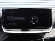 Peugeot 2008 1.2 PureTech 130 Allure | Automaat | Camera | Clima | Cruise | Navi | 17' LM | LED | Apple Carplay/Android Auto |