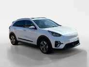 Kia e-Niro ExecutiveLine 64 kWh Meest luxe uitvoering | 1e Eigenaar | Dealer onderhouden | 3 Fase laden | Allseason banden | Metallic lak | Fabrieksgarantie | NAP