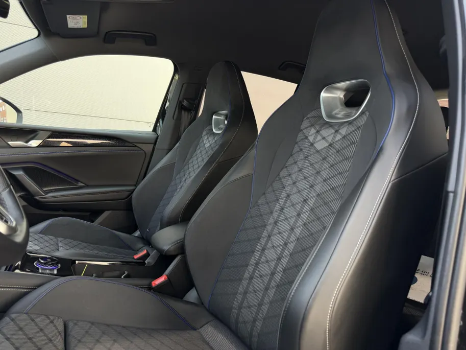 Volkswagen Tiguan 1.5 eTSI R-Line Business | Elektrisch wegklapbare trekhaak | Stoelmassage | Elektrisch bedienbare achterklep | Achteruitrijcamera | Parkeersensoren voor- en achter | Navi | Adaptive cruise control | Sportstoelen