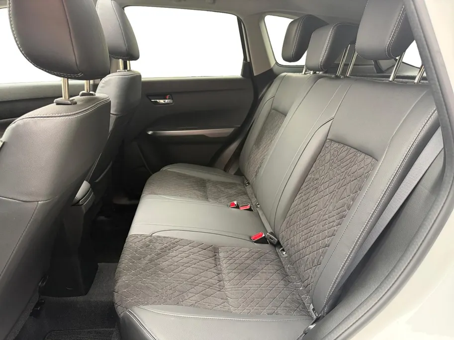 Suzuki Vitara 1.5 Hybrid Style 116PK AUTOMAAT SUNROOF! | Navigatie | Apple Carplay & Android Auto | Adaptive Cruise Control | Climate Control | Achteruitrijcamera | Parkeersensoren voor & achter | Stoelverwarming |