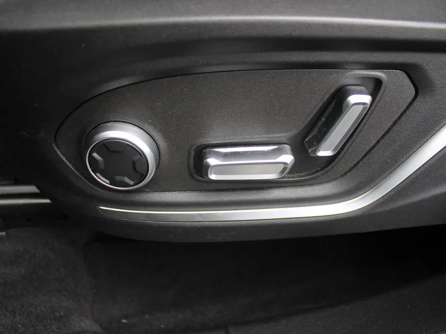 Lynk & Co 01 1.5 | PHEV | Trekhaak | Stoelverwarming | Elek. stoelverstelling + achterklep | Pano dak | Dodehoek detectie | Camera | 20' LM | HK Audio |