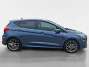 Ford Fiesta 1.0 EcoBoost Hybrid ST-Line 125 pk | Stoel- stuur en voorruitverwarming | Navigatie via Apple Carplay & Android auto | Parkeer sensoren