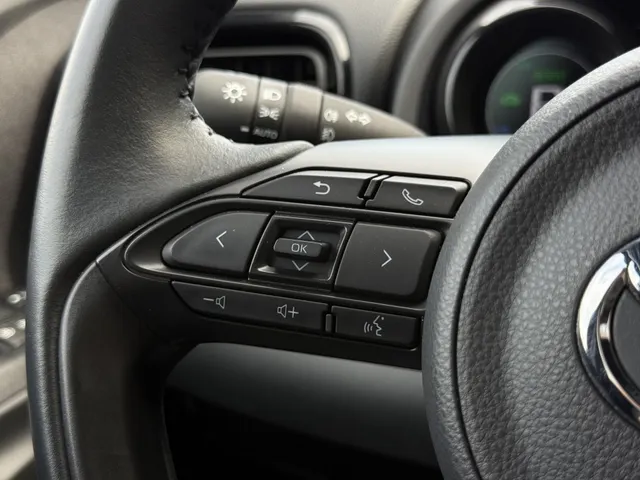 Toyota Yaris 1.5 Hybrid Executive Bi-Tone | PDC V+A | HUD