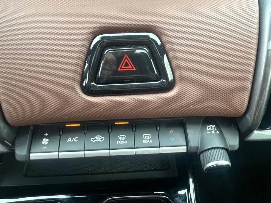 Suzuki e Vitara Style 61 kWh | Stuur/Stoel Verwarming | Dodehoekdetectie | 360 Camera | Elektrische stoelverstelling | Apple Carplay/Android Auto |