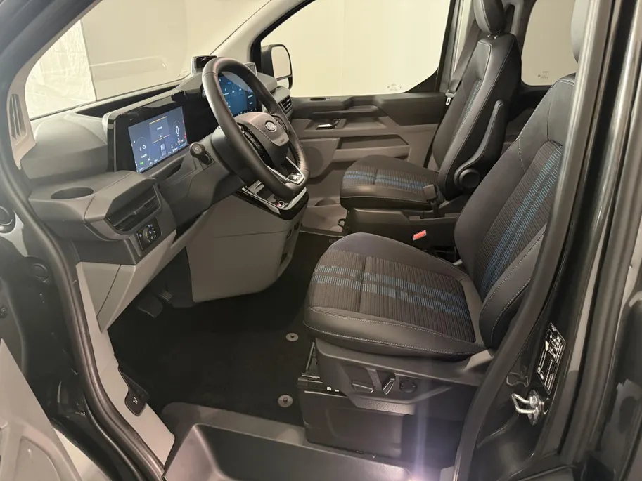 Ford Transit Custom 320 2.5 PHEV L2H1 Sport DC met o.a. uniek sport interieur, 19 inch lichtmetalen velgen, een trekhaak, een achteruitrijcamera en verwarmbare voorstoelen en stuurwiel