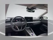 Volkswagen T-Roc Life First Edition (2) 1.5 eTSI 85 kW / 116 PK SU · Comfort Pakket · Achteruitrijcamera · Draadloze telefoonlader · Allseason banden