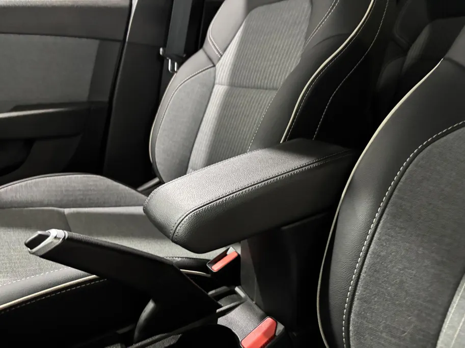 Renault Clio 90PK TCe GPF Techno | Navi | Camera | Parkeersensoren | Digital Cockpit | Apple CarPlay/Android Auto | Armsteun | Licht & Regen Sensor | Climate Control |