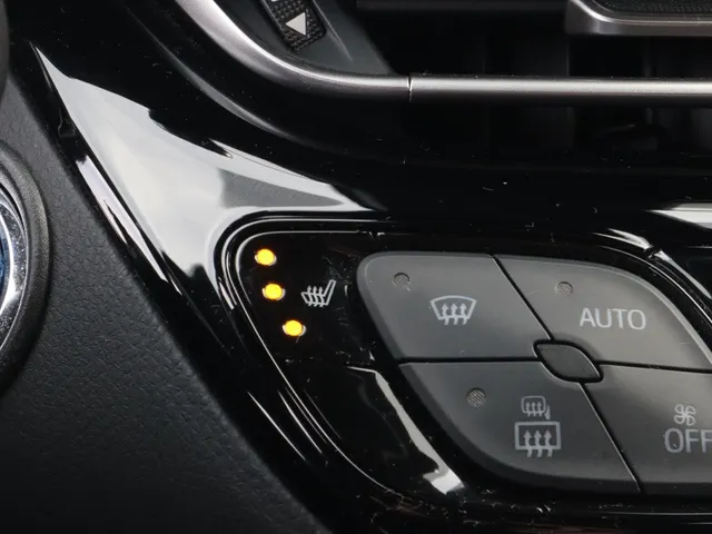 Toyota C-HR 2.0 Hybrid First Edition Trekhaak | Blindspot | Stuur en stoelverwarming