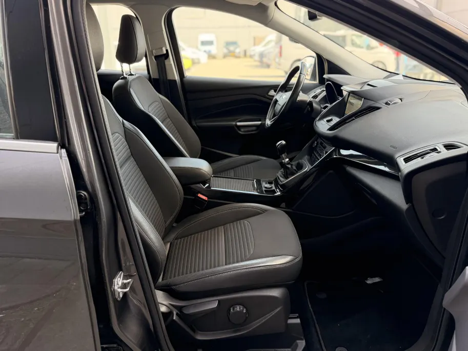 Ford Kuga 1.5 EcoBoost Titanium TREKHAAK I VOORRUITVERWARMING I ACHTERUITRIJCAMERA I CRUISE CONTROL I APPLE CARPLAY / ANDROID AUTO I