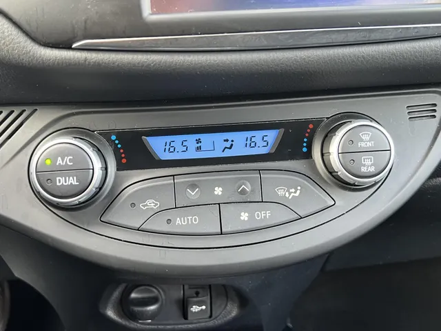 Toyota Yaris 1.5 Hybrid Bi-Tone Automaat | 16' Lichtmetalen Velgen | Climate Control | Elek. Raambediening