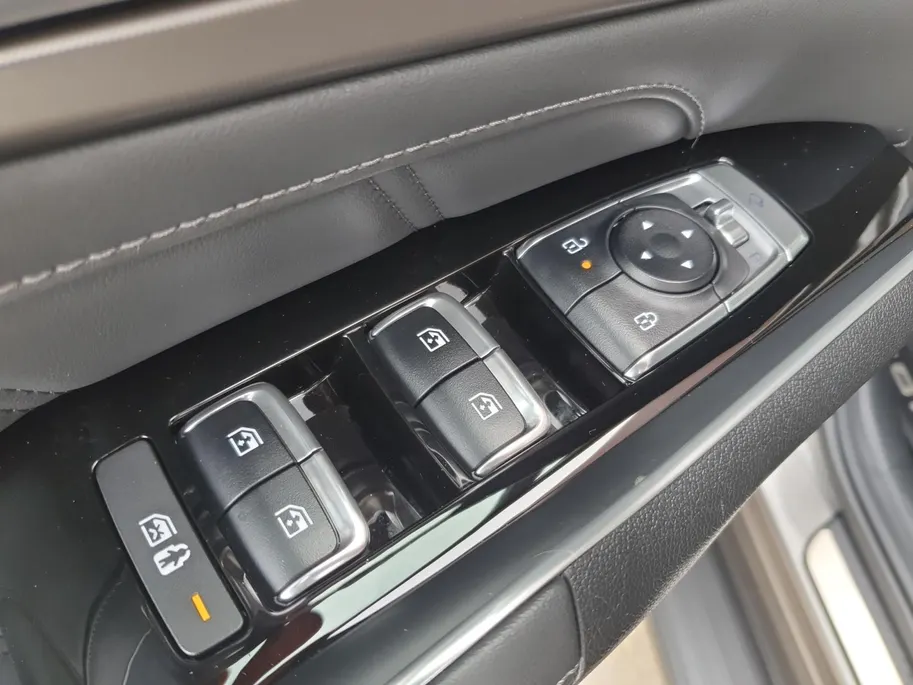Kia Sorento 1.6 T-GDi Plug-in Hybrid 4WD ExecutiveLine 7p | Black Pack | Stoel verwarming en ventilatie | Panorama schuifdak | Sidebars | Lichtmetalen velgen 21inch | Lederen bekleding | Elektrisch bedienbare voorstoelen |