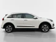 Kia e-Niro DynamicLine 64 kWh | Climate control | Navigatie | 17 inch LM-velgen | Keyless | AppleCarPlay-Android Auto | Parkeercamera | SOH 99.3% |