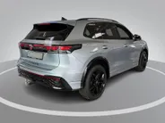 Volkswagen Tiguan R-Line Edition 1.5 eHybrid 204 PK 6 versn. DSG · Black Style Pakket · Panoramaschuif-kanteldak · Trekhaak inklapbaar, met elektrische ontgrendeling, incl. aanhangermanoeuvreerhulp Trailer Assist · Prijs is inclusief inruilpremie ·