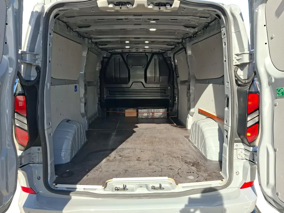 Ford Transit Custom 320 2.0 TDCI L2H1 Limited 136 pk Automaat | Sport Pack Bodykit | LM Velgen 20' Gloss Black | Verlaagd  | BPM VRIJ