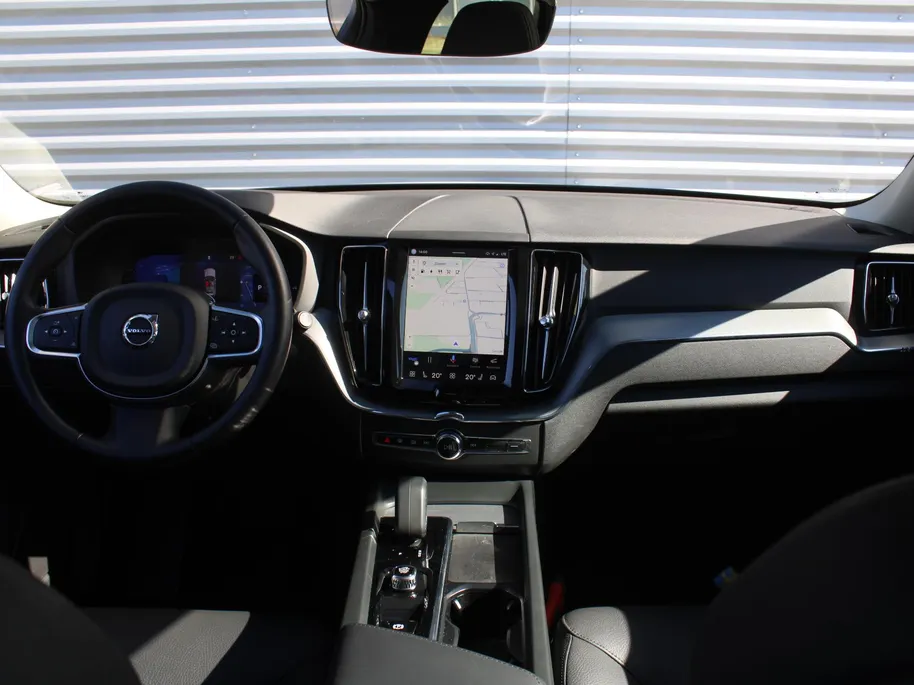 Volvo XC60 2.0 T6 Plug-in hybrid AWD Essential Edition Bright | Leer | Schuifdak | Elek. stoelverstelling | 19' LM | Dodehoek detectie | LED | Zeer nette auto |