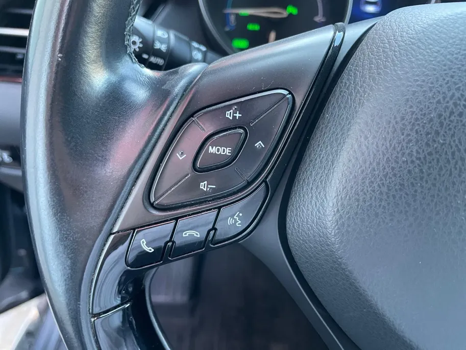 Toyota C-HR 1.8 Hybrid Bi-Tone | Side Bars| Leer| Lichtmetalen velgen| Stoel verwarming| 4 seizoenbanden| Afneembare trekhaak| JBL speakers| BI-Tone uitvoering| Navigatie| Metalliclak