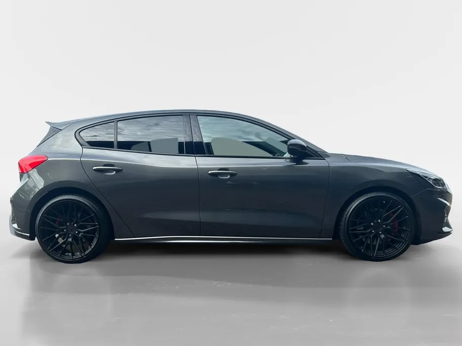 Ford Focus 2.3 EcoBoost ST-3 | 280 PK | Launch control | Recaro stoelen | 19' inch lichtmetalen velgen | Apple carplay & Android auto | Parkeersensor voor en achter | Achteruitrijcamera | Bang & Olufsen audio | Winter pack | Cruise control | Bovag garantie |