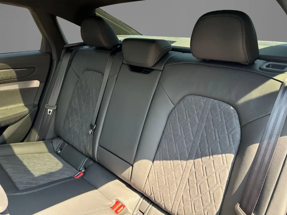 Audi A6 Limousine 2.0 e-hybrid quattro S Edition 299 PK · Tech pro · Luchtvering · B&O Premium 3D · Glazen panoramadak