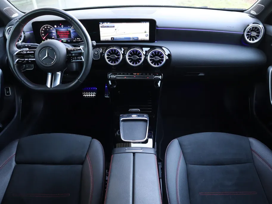 Mercedes-Benz A-Klasse 250 e Star Edition AMG Line | Panoramadak | Multispaak | LED | Burmester | Camera | LED | Automaat