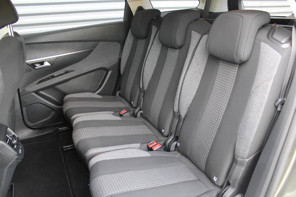 Peugeot 5008 1.2 PureTech Blue Lease Executive | Navi | Airco | 7 zits | Cruise | Camera | 17" LM |