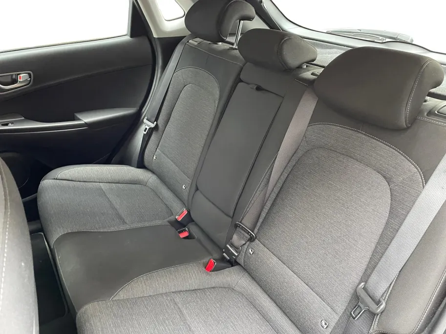 Hyundai Kona EV Comfort 64 kWh | Warmtepomp | 100% SOH | Adaptive cruise control | Apple Carplay & Android Auto | Achteruitrijcamera | Parkeersensoren achter | Keyless entry | DAB radio |