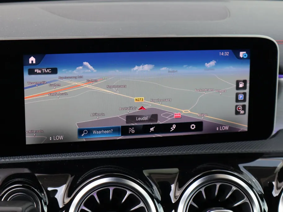 Mercedes-Benz CLA 180 Business Solution AMG l Keyless l Achteruitrijcamera l Stoelverwarming l Ambiente lichtpakket