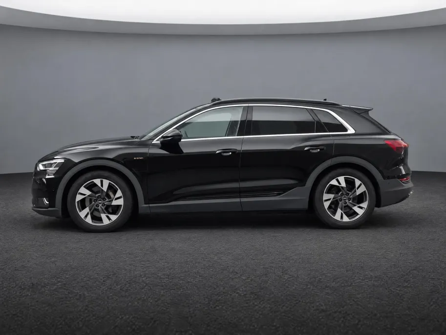 Audi e-tron 55 quattro edition 95 kWh 408pk · Panoramadak · 360 Camera · Afneembare Trekhaak · Lederen Bekleding · Elek. Stoelen + Geheugen Bestuurder ·