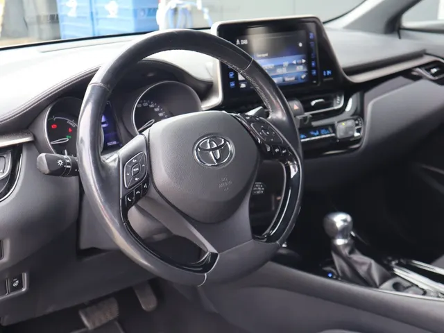Toyota C-HR 1.8 Hybrid Style Trekhaak | All Seasonbanden | Stuur en stoelverwarming