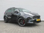 Kia Sportage 1.6 T-GDI Black Edition | Stuur-/stoelverwarming v+a | Schuifdak | Leer | Camera | Elek. achterklep | Cruise | PDC | Navi | 17' LM | Zeer nette auto! |