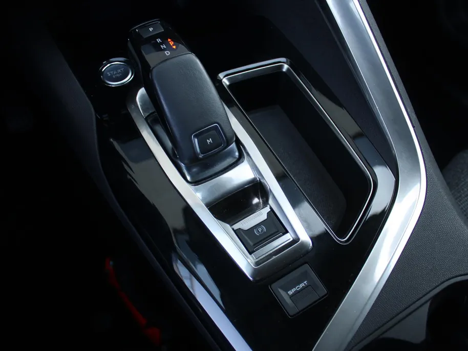 Peugeot 3008 1.6 e-THP Allure | Trekhaak | Navi | Elektr. achterklep | Camera | Apple Carplay/Android Auto | Cruise | 18' LM | All seasons |