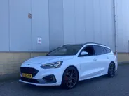 Ford Focus 2.3 EcoBoost ST-3 Performance 280 pk Performance Pack - Recaro Sportstoelen - Panoramadak - Adaptieve LED verlichting Trekhaak