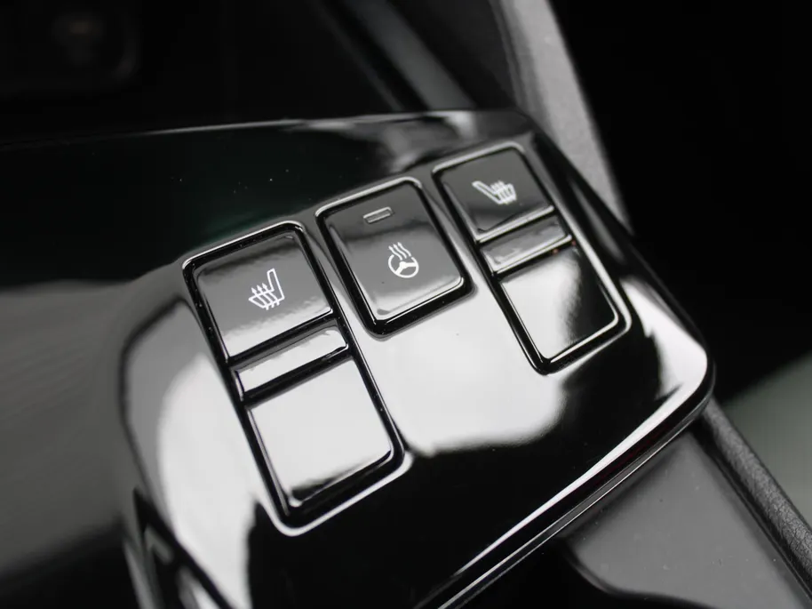Kia Sportage 1.6 T-GDi Hybrid Dark Edition | Stuur-/stoelverwarming v+a | Camera | Elek. stoelverstelling | 18' LM | Cruise adapt. | Navi | Clima | Half leer/suède |