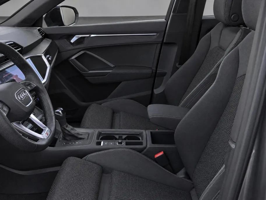 Audi Q3 Sportback 45 TFSIe 180kW/245PK S Line · Panoramadak · Trekhaak · Camera · Stoelverwarming · Apple/Android Car Play · Adaptive Cruise Control ·  Drive select ·