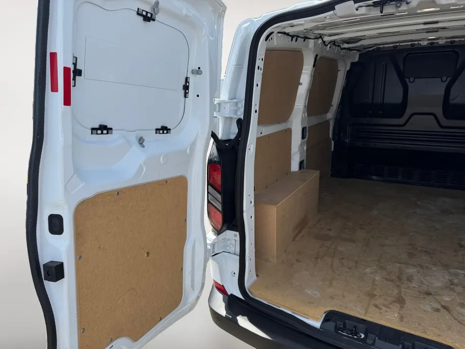 Ford Transit Custom 280 2.0 TDCI L1H1 Trend 110 pk | 3-zits | Airco | Parkeersensoren voor en achter | Apple Car PLay / Android Auto | LED dagrijverlichting |