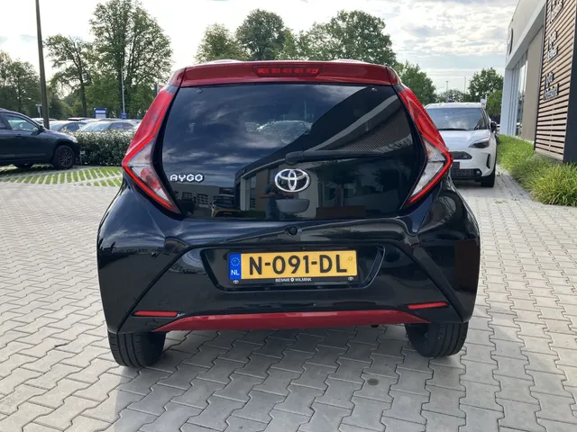 Toyota Aygo 1.0 VVT-i x-clusiv | Leder | Apple CAR Play