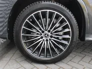 Mercedes-Benz GLC 300e 4MATIC AMG Line | 360 Camera | Schuifdak | Cruise adapt. | 20' LM | HUD | Treeplanken | Dodehoek detectie | Stoelverwarming + geheugen | BTW auto |