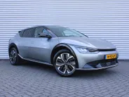 Kia EV6 Plus 77.4 kWh | Stuur-/stoelverwarming + ventilatie | Elektr. stoelverstelling + achterklep | Warmtepomp | 19" LM | Camera | LED |