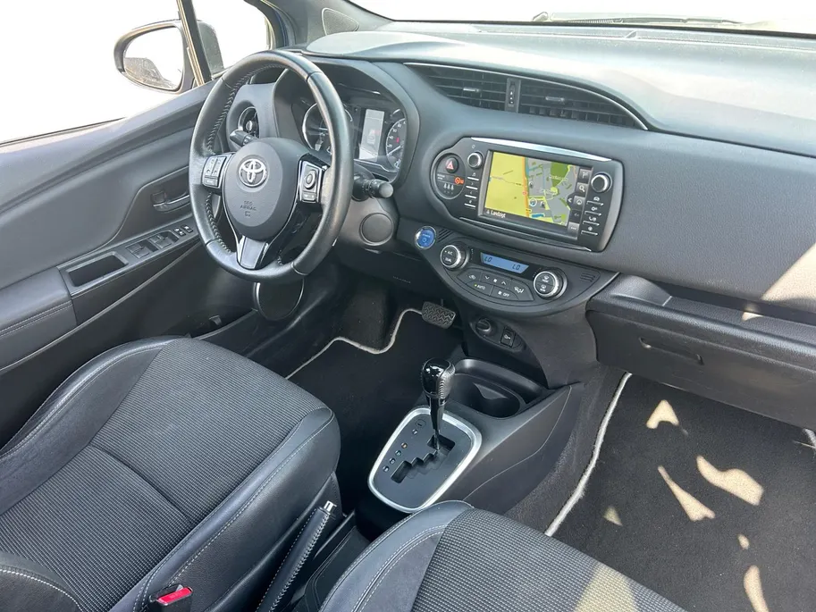 Toyota Yaris 1.5 Hybrid Bi-Tone |Automaat|climate controle| dakspoiler| extra getint glas| 12 maanden Bovag Garantie|