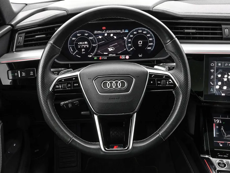 Audi e-tron 55 300kW/408PK S Line 95Kwh · SOH 94,6% · Panoramadak · Leder/Alcantara · 360°Camera + Parkeersensoren · Stoelverwarming ·